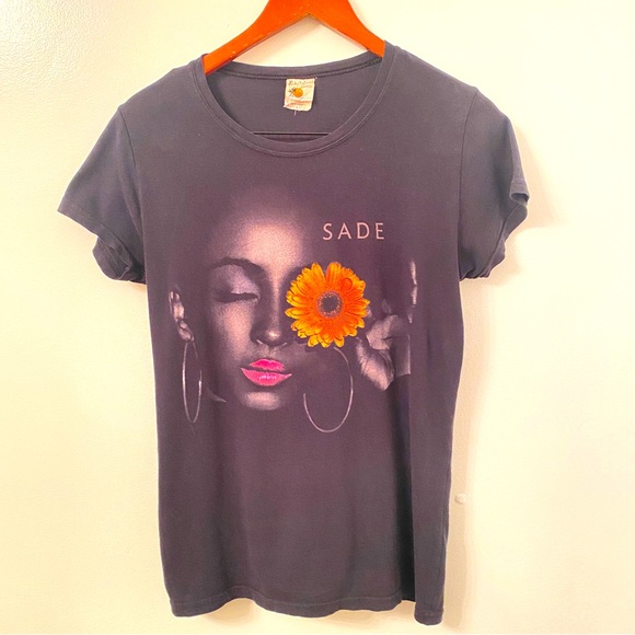 SADE - Picture 1 of 5
